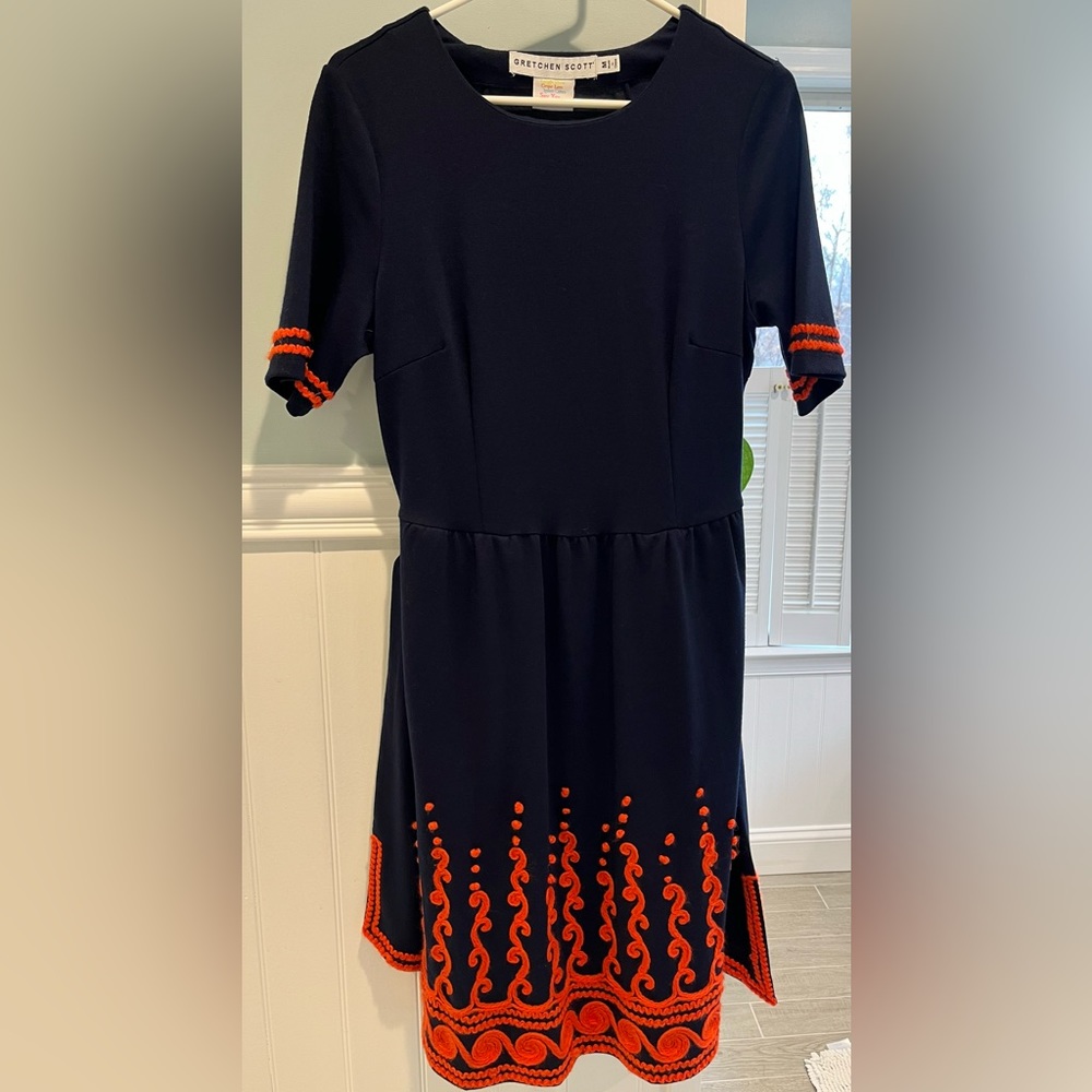 Beautiful Gretchen Scott belted, short sleeved dress in navy size medium